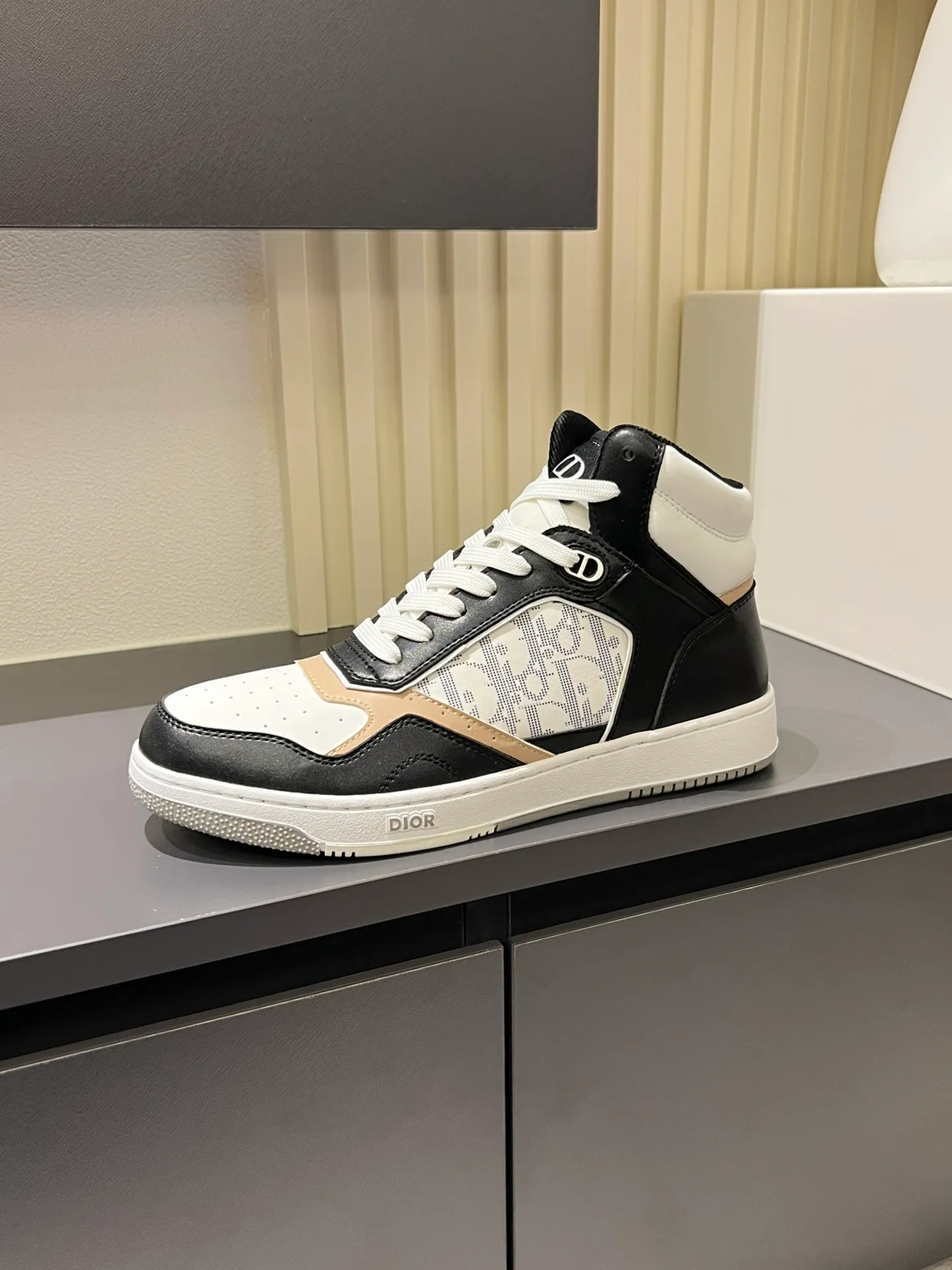 Men's shoes 💰p460 "Dio*" mid-top B27 casual sneakers. This B27 high-top sneaker is a new product in the series and continues Di*r's classic style. Crafted from gray and white smooth calf leather with beige and black Oblique print panels on the sides. The "CD Icon" shaped shoelace eyelets are clever and delicate, and the two-color rubber sole, rear collar and heel are all equipped with the brand's iconic details to enhance the style. Oblique printed straps at the ankle allow for an adjustable fit to complement the overall design. Fashionable and versatile, it can complement any look. Create an exquisite design with unique dynamic vitality and modern atmosphere, presented in low-top and high-top styles. This new must-have shoe adds a new dimension to Dior's archive heritage, embodying modern elegance. Purchase the original version and make it 1:1. If you need top quality, please come to me! Male 38-44!